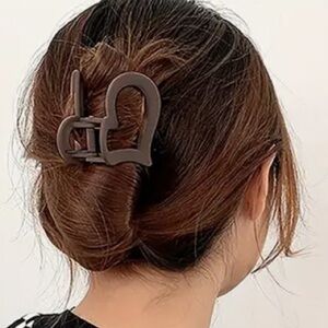 1pc, Cute Matte Hollow Heart Small Hair Claw Clip, Women, Girls, Dark Br…